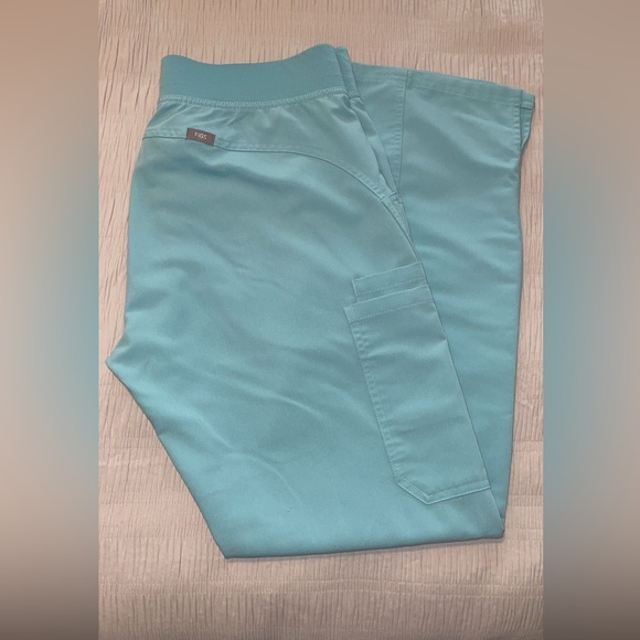 Figs Kade Cargo Scrub Pants in size medium color Seaglass - Picture 3 of 4